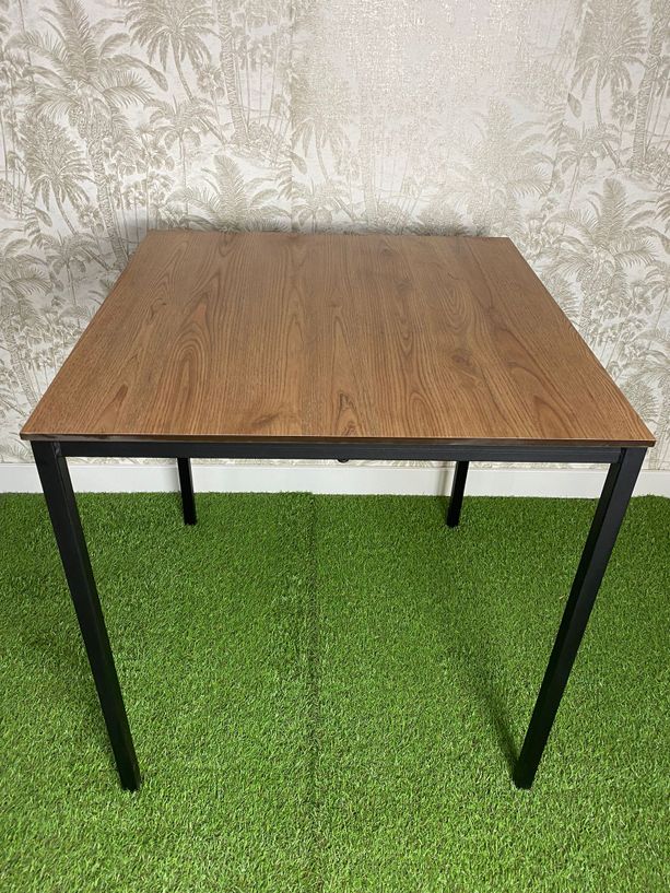 mesa exterior apilable con tablero compacto tipo roble