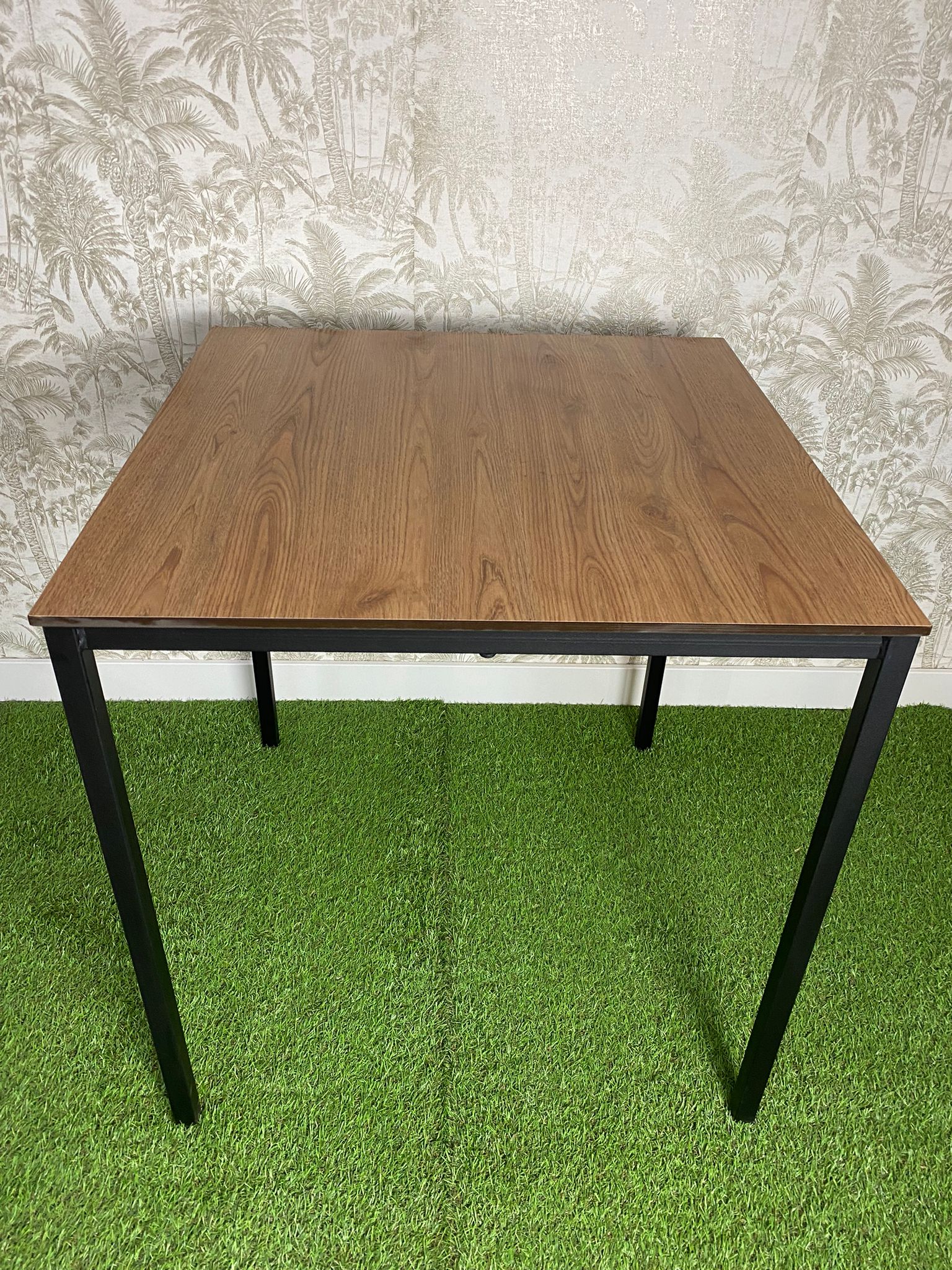 mesa exterior apilable con tablero compacto tipo roble