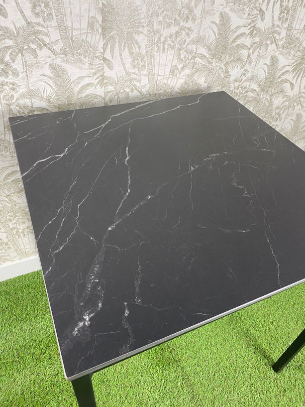 mesa de exterior apilable con tablero tipo mármol negro