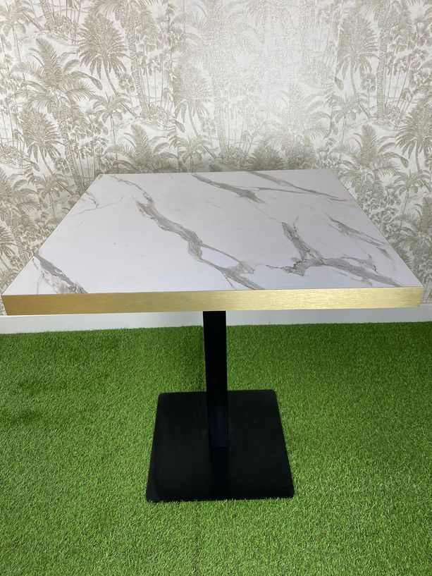 Mesa imitación mármol blanco con canto dorado y pie negro