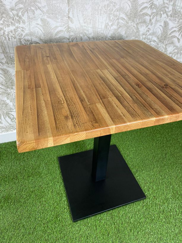 Mesa de madera natural con barniz laminado