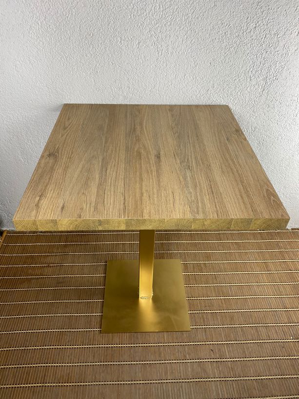 mesa estilo roble grueso y pie de hierro en color dorado