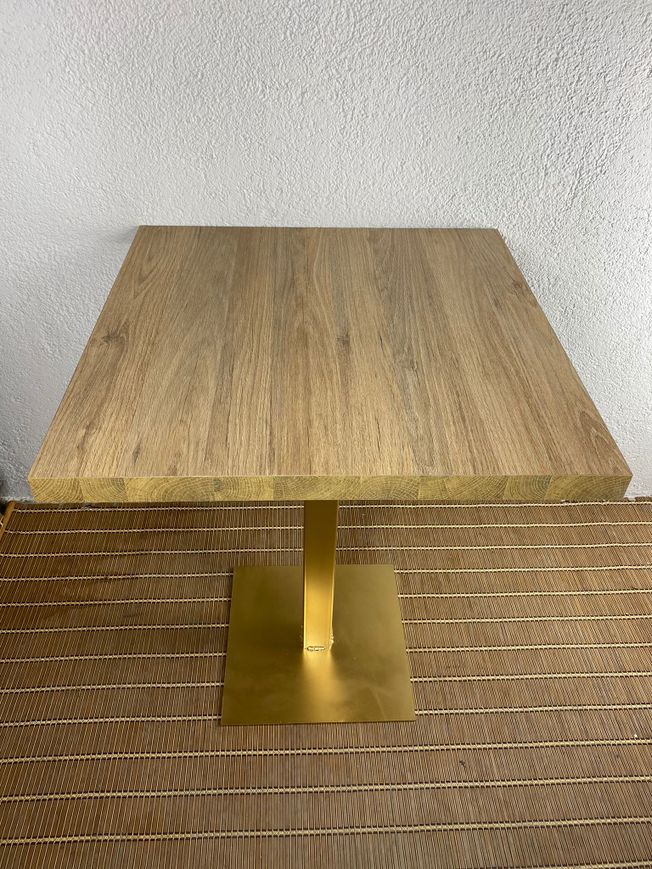 mesa estilo roble grueso y pie de hierro en color dorado