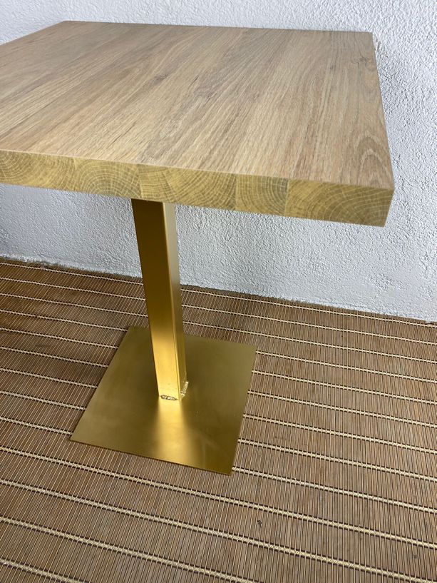 mesa estilo roble grueso y pie de hierro en color dorado