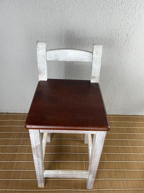 taburete Andalucía con respaldo vintage y asiento nogal