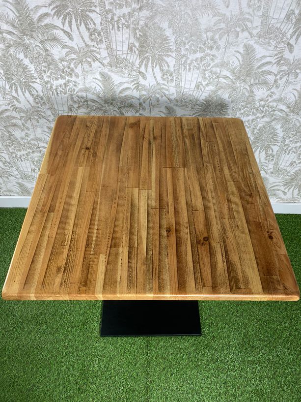 Mesa de madera natural con barniz laminado