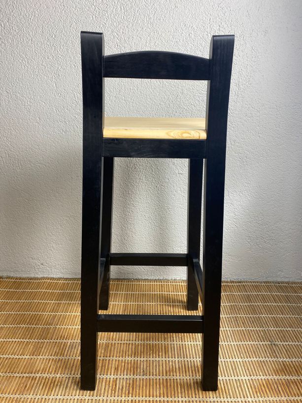 taburete Andalucía con respaldo negro y asiento natural