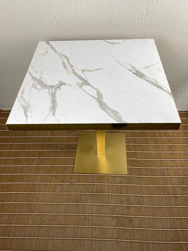Mesa imitación mármol blanco con canto dorado y pie dorado