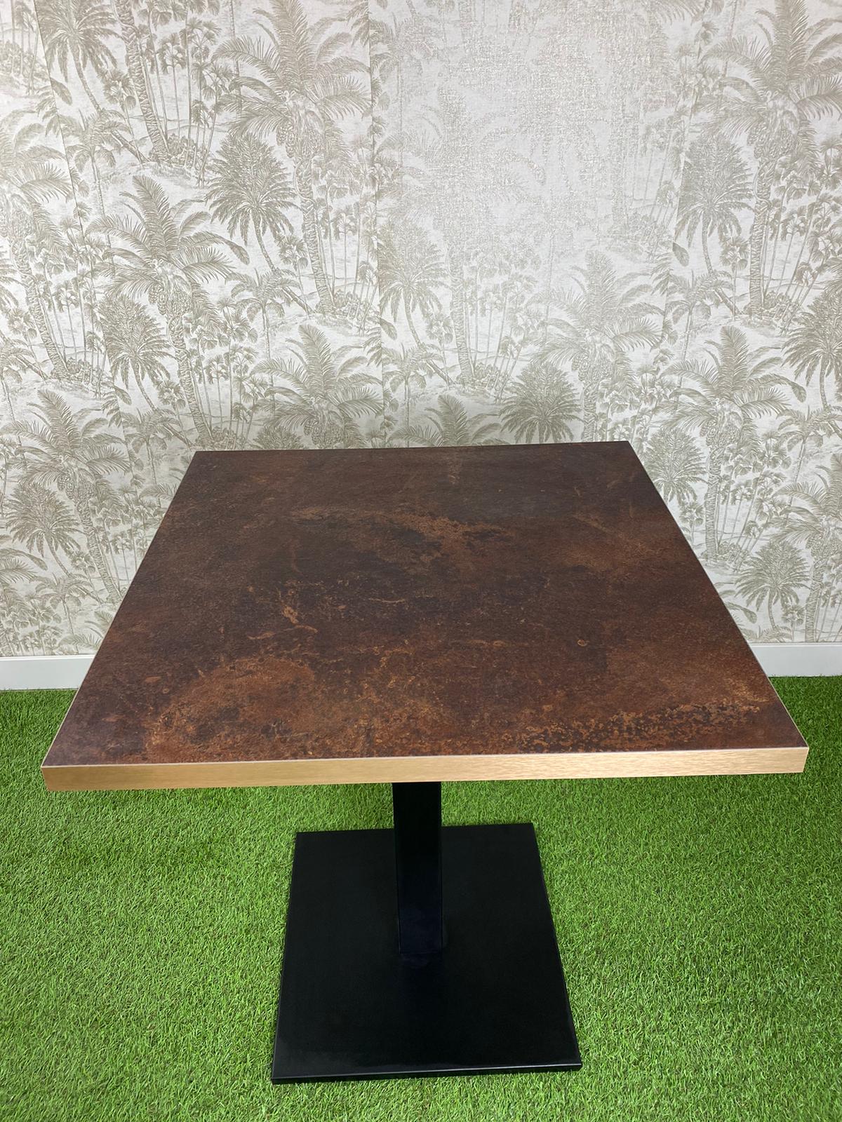 mesa con tablero tipo óxido y pie negro