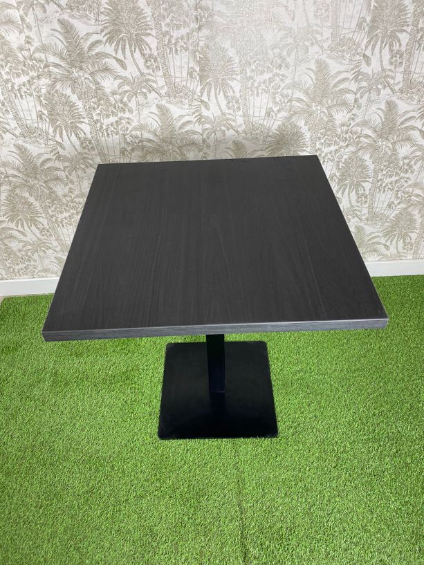 mesa negro mate pie de hierro negro