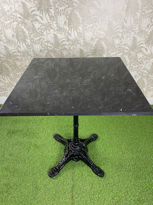 mesa de mármol negro cuadrado con pie estilo parís