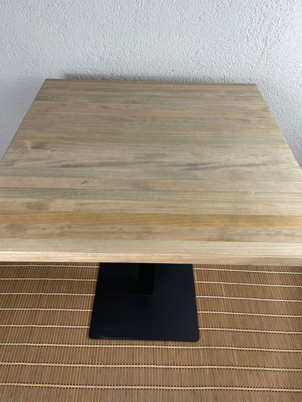 mesa de madera natural estilo envejecido de pino con pie de hierro