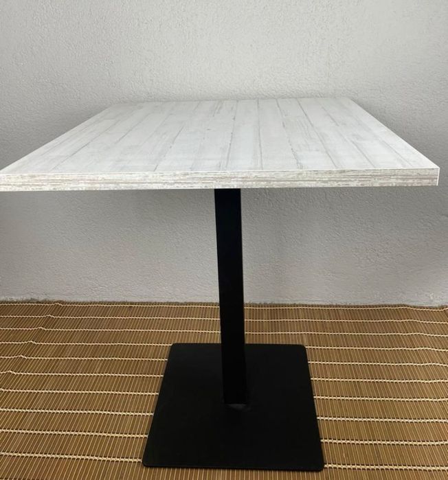 mesa estilo desgastado blanco con pie de hierro negro