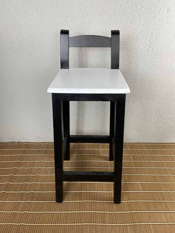 taburete Andalucía con respaldo negro y asiento blanco