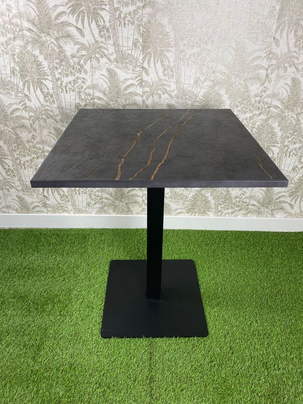 mesa de mármol natural color negro con betas color fuego