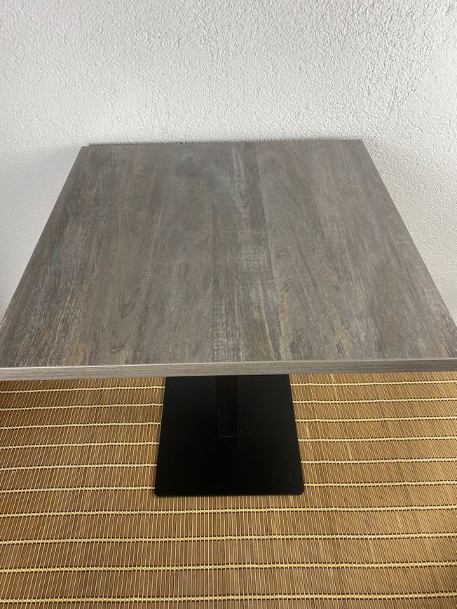 mesa estilo oxidón con pie de hierro negro