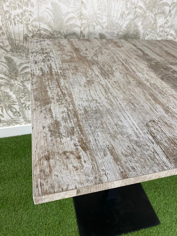 mesa estilo vintage con el pie de hierro color negro