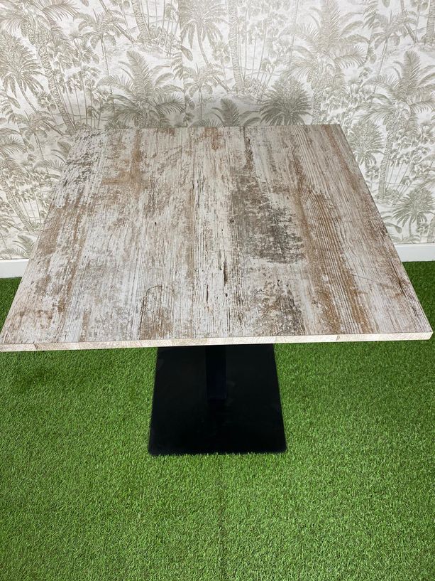 mesa estilo vintage con el pie de hierro color negro