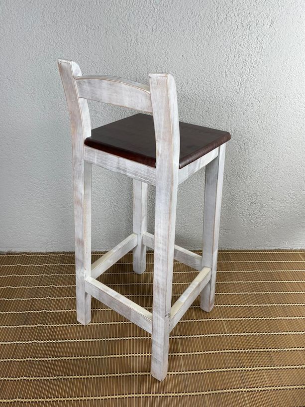 taburete Andalucía con respaldo vintage y asiento nogal