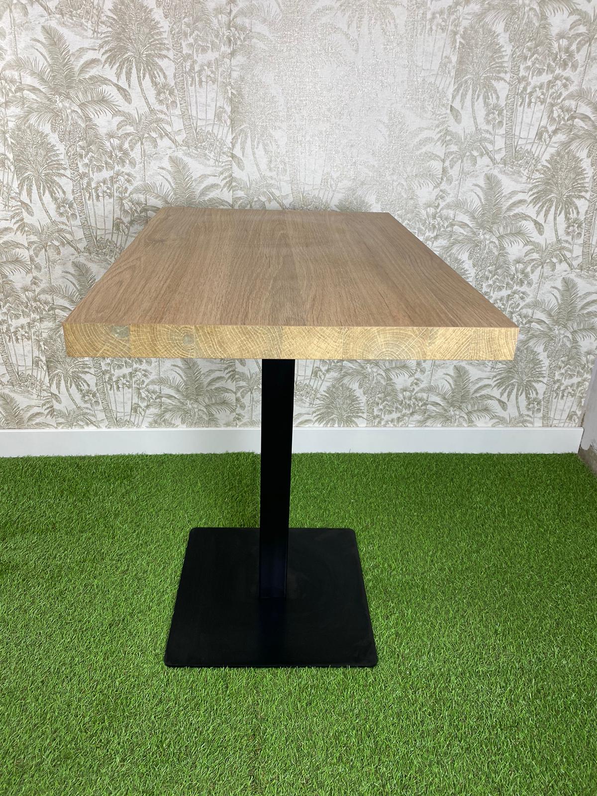 mesa estilo roble con pie de hierro color negro