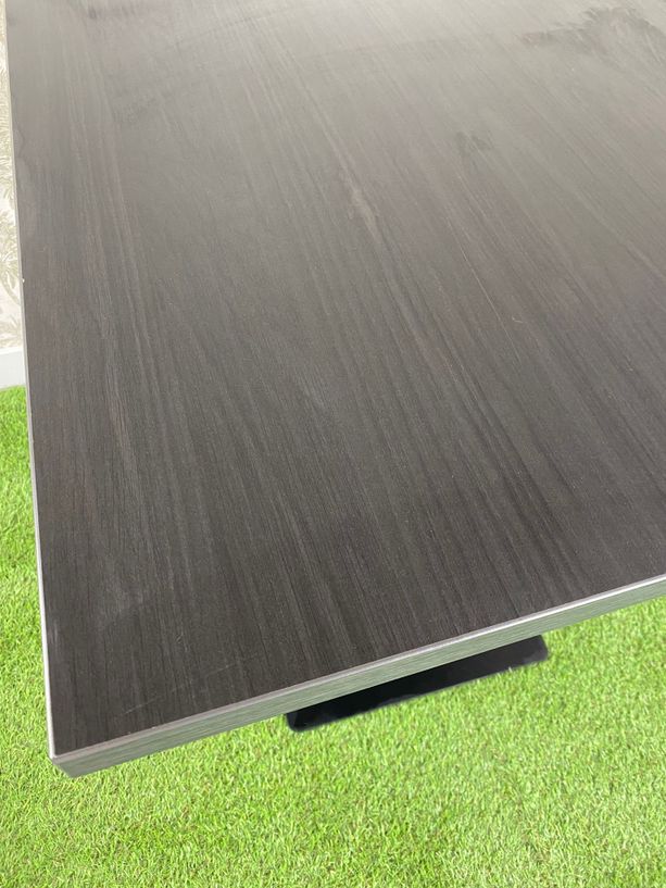 mesa negro mate pie de hierro negro