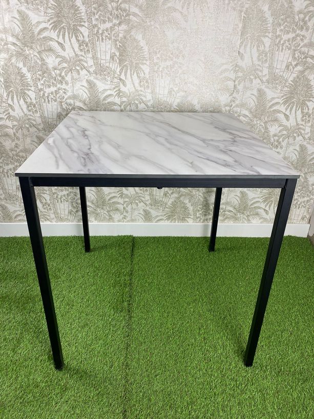 mesa de exterior apilable con tablero tipo mármol blanco