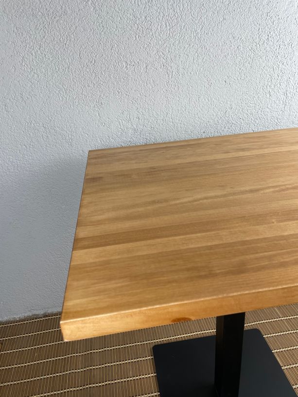 mesa de madera natural barnizado en color miel