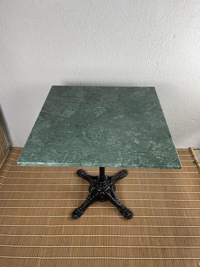 mesa de mármol verde cuadrado con pie estilo parís