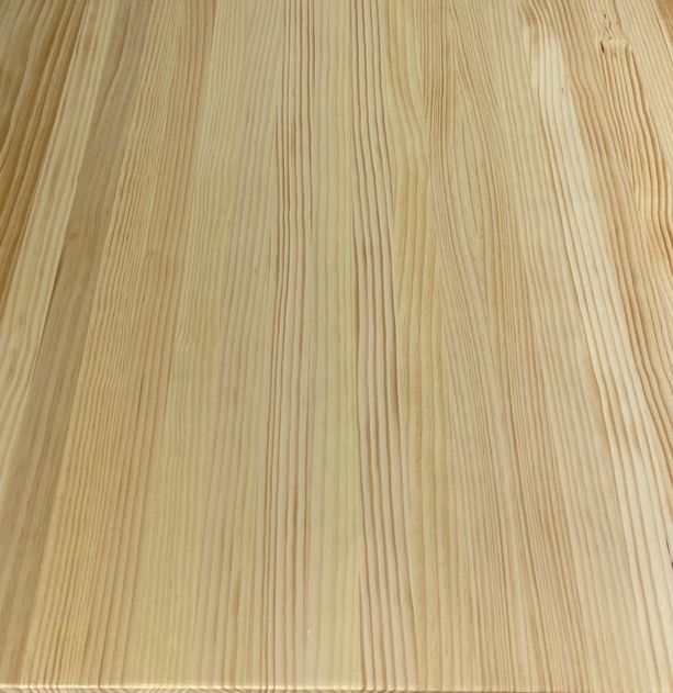 mesa de madera natural con barniz incoloro