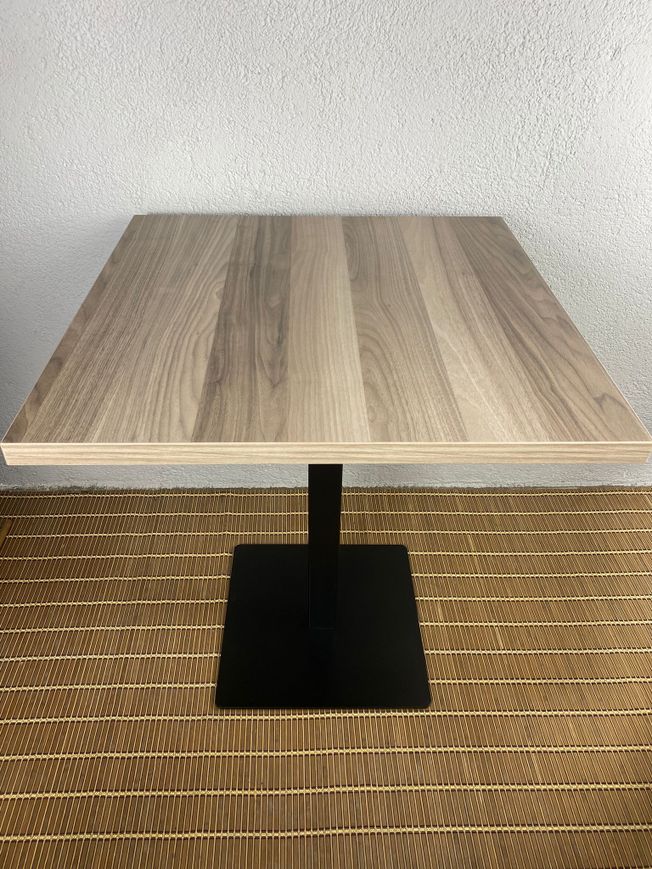 mesa estilo dunas con pie de hierro negro