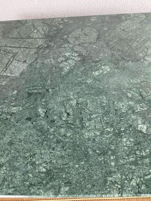 mesa de mármol verde cuadrado con pie estilo parís
