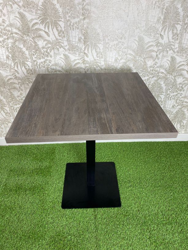 mesa estilo oxidón con pie de hierro negro