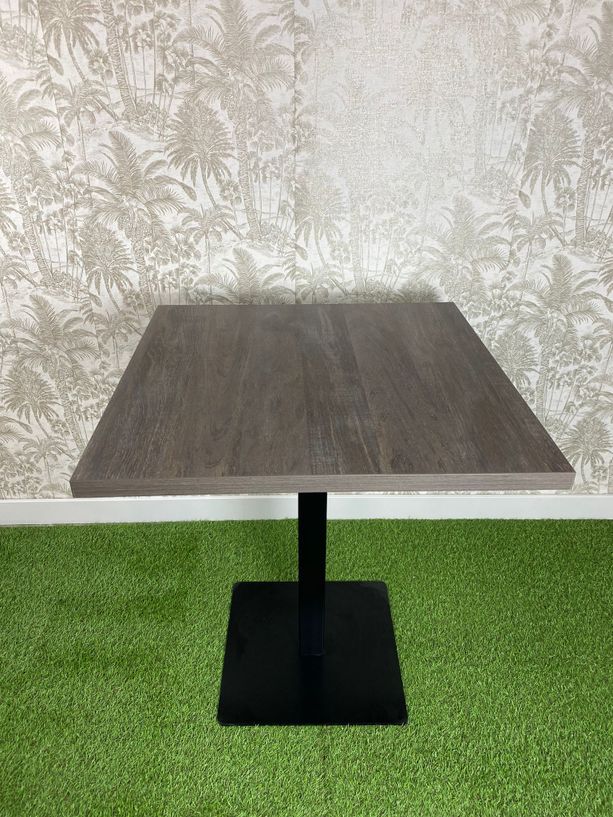 mesa estilo oxidón con pie de hierro negro
