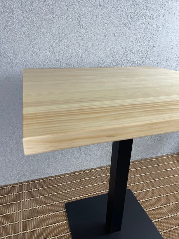 mesa de madera natural con barniz incoloro