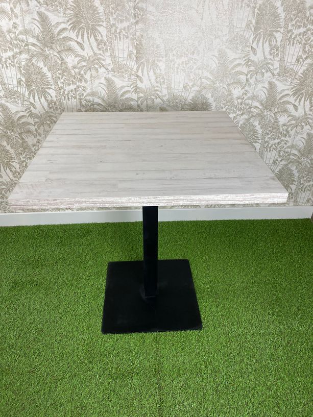 mesa estilo desgastado blanco con pie de hierro negro