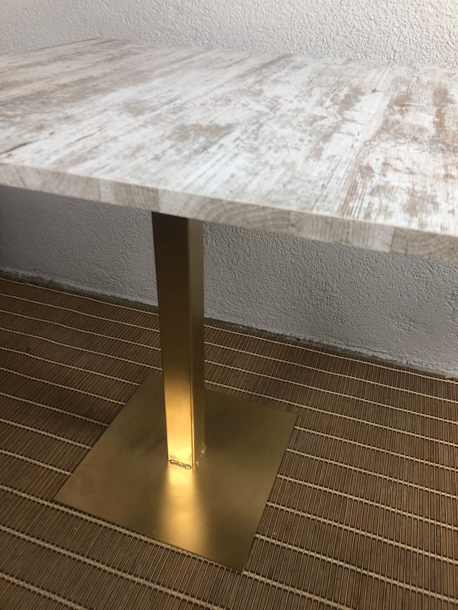 mesa estilo vintage con pie dorado