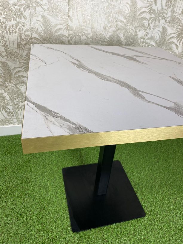 Mesa imitación mármol blanco con canto dorado y pie negro