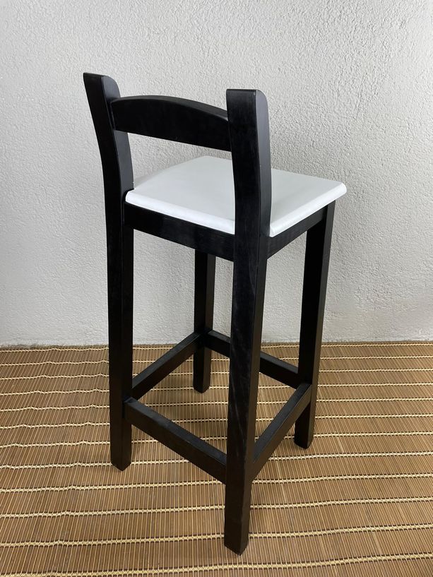 taburete Andalucía con respaldo negro y asiento blanco
