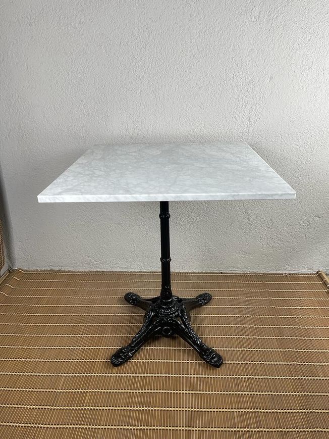 mesa de mármol blanco cuadrado con pie estilo parís