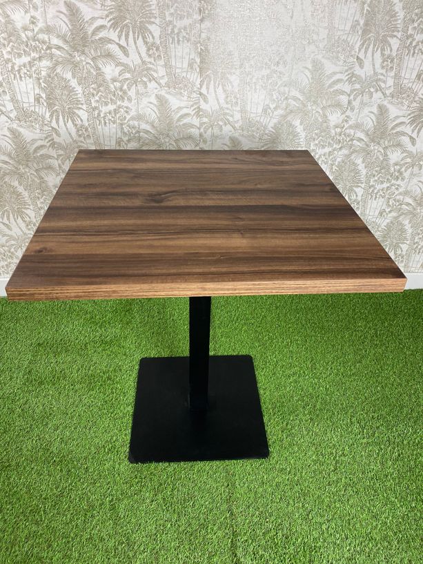 mesa estilo nogal con pie de hierro color negro