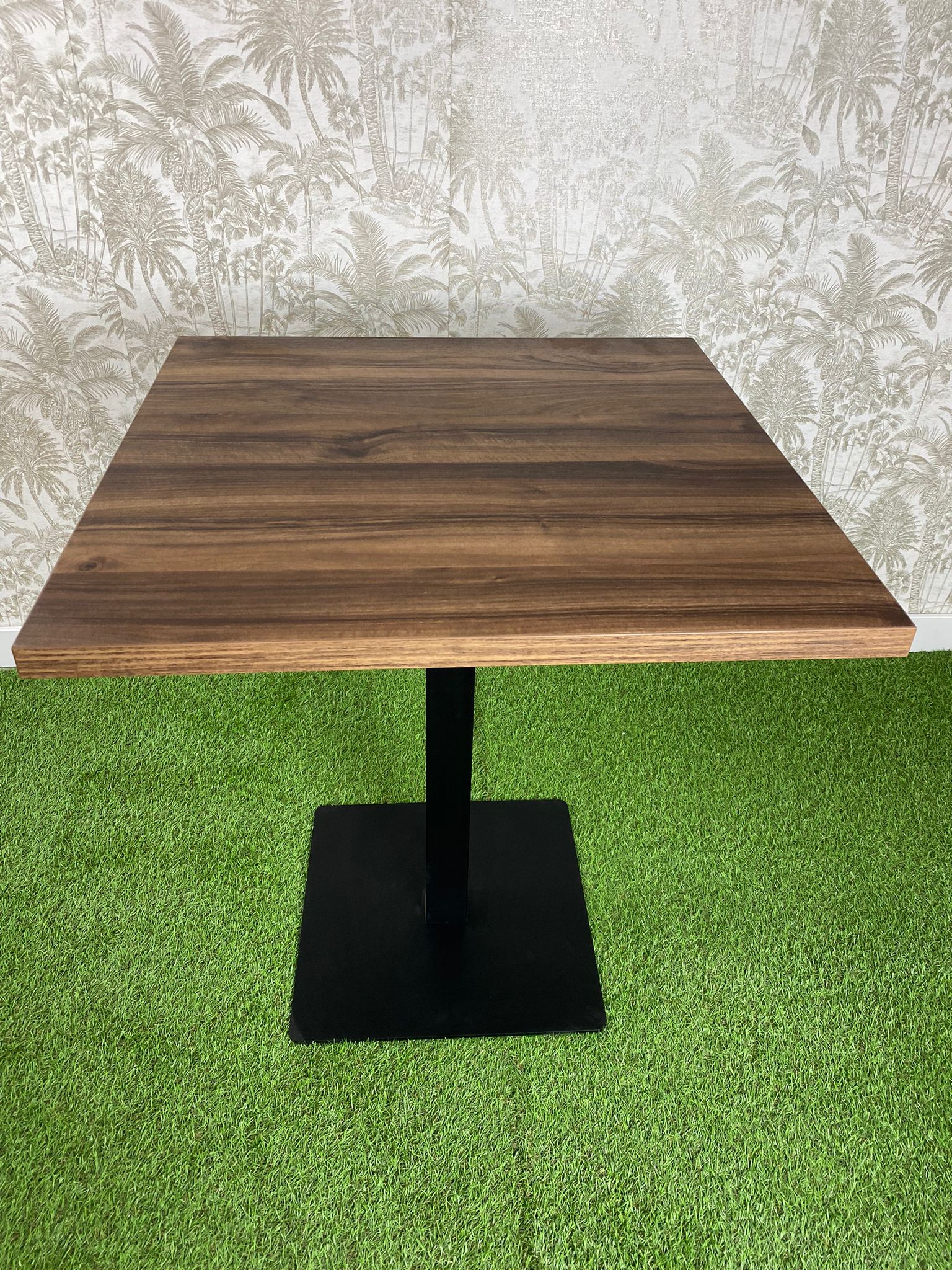 mesa estilo nogal con pie de hierro color negro