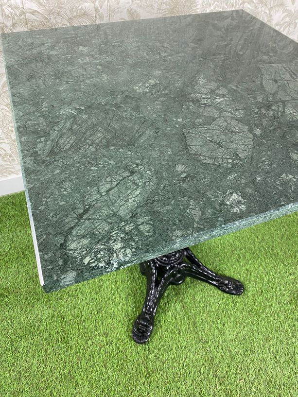 mesa de mármol verde cuadrado con pie estilo parís