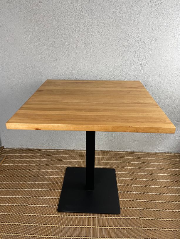 mesa de madera natural barnizado en color miel
