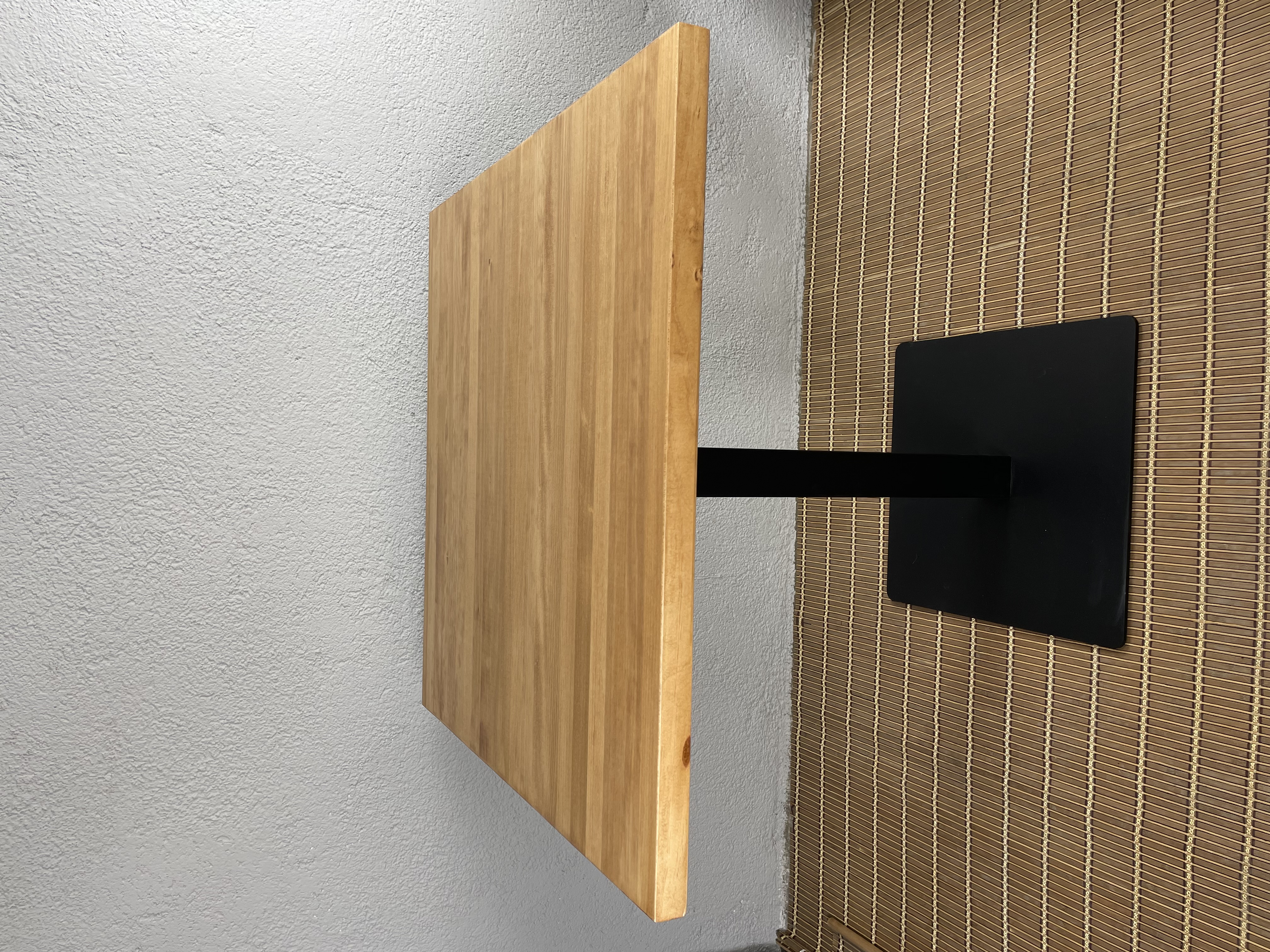 mesa de madera natural barnizado en color miel