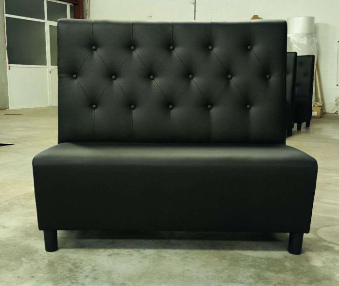 sofas para hostelería de estilo capitoné, en polipiel de color negro
