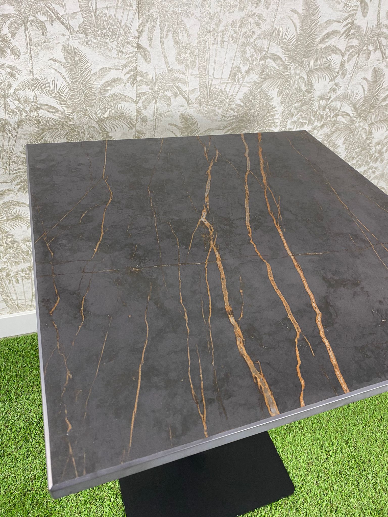 mesa de mármol natural color negro con betas color fuego