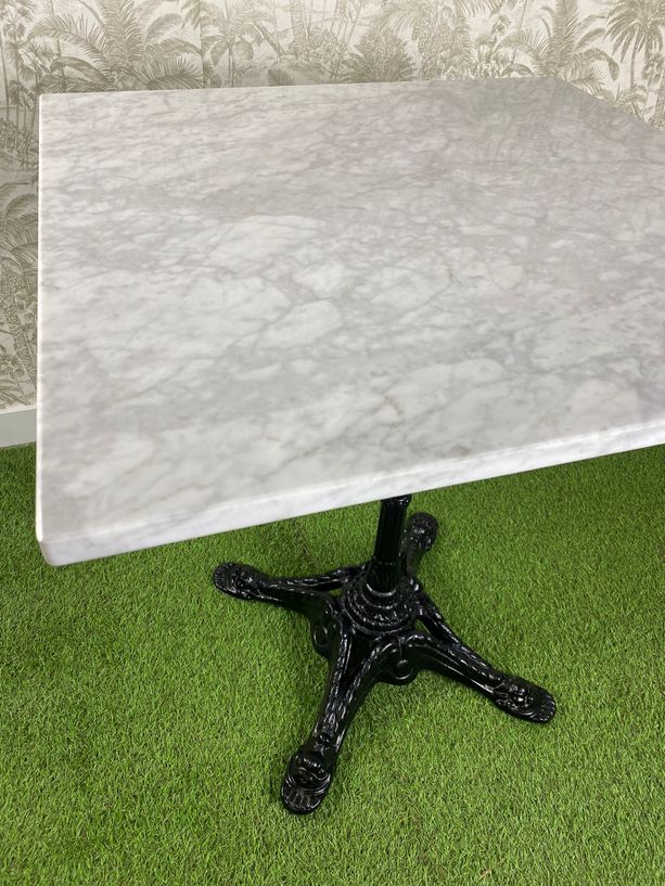 mesa de mármol blanco cuadrado con pie estilo parís