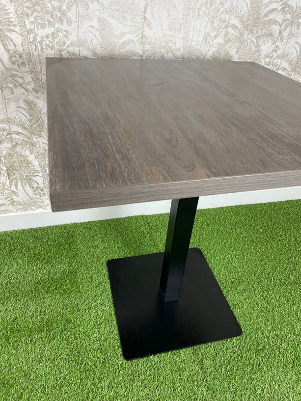 mesa estilo oxidón con pie de hierro negro