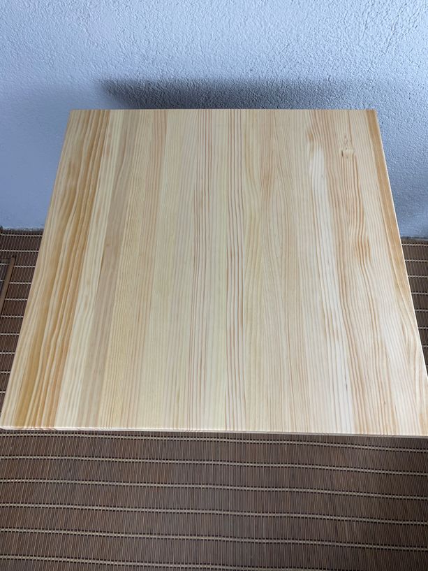 mesa de madera natural con barniz incoloro