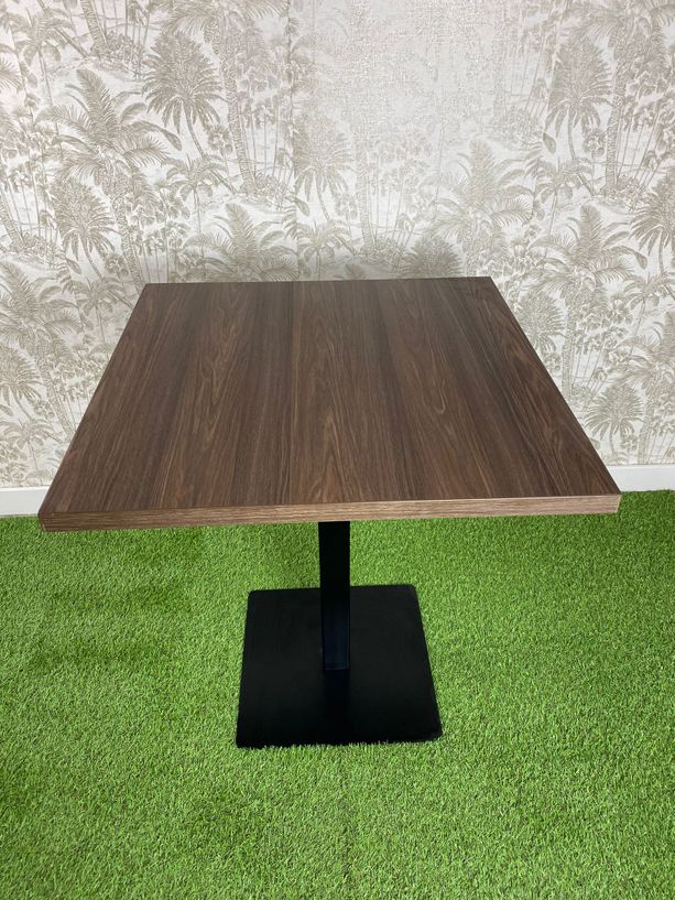 mesa estilo wengue con pie de hierro color negro